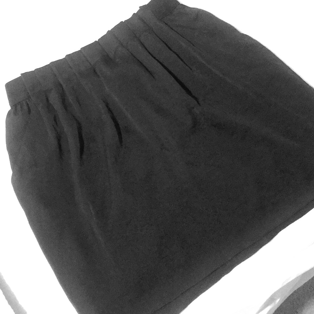 Comfortable and cute black skirt with pockets!